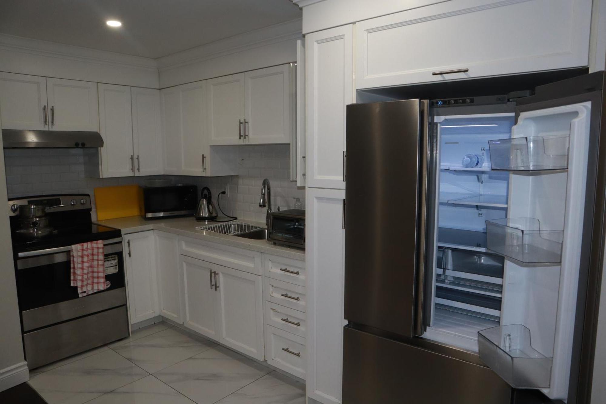 Stunning Furnished 2Bedroom/2Washroom Apartment برامبتون المظهر الخارجي الصورة